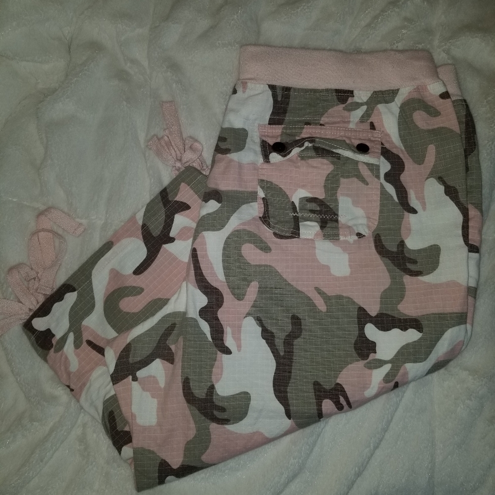 Camo capris